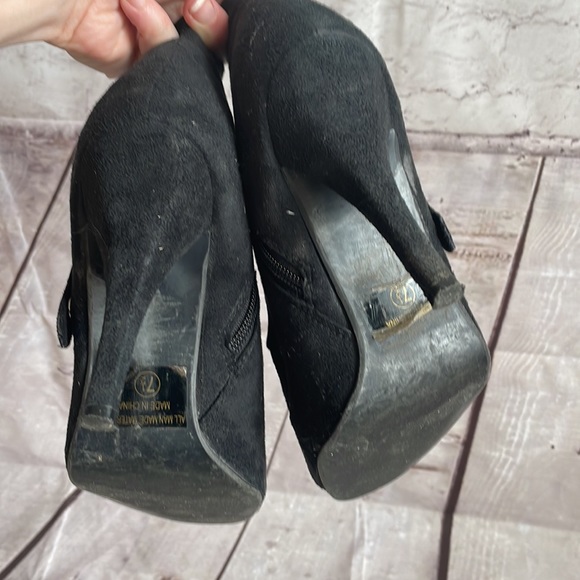 Delicious suede booties in 7.5 - Picture 7 of 8